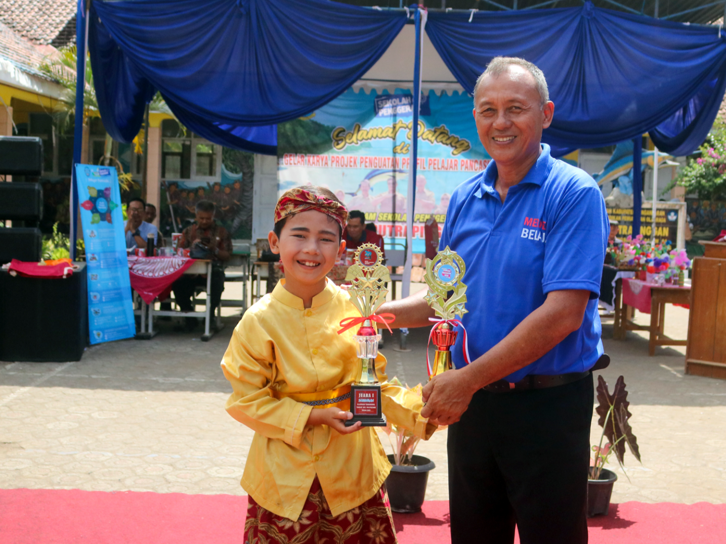 Menampilkan Siswa dan Piala Juara II Lomba Borangan Tingkat SD se-Kabupaten Pangandaran