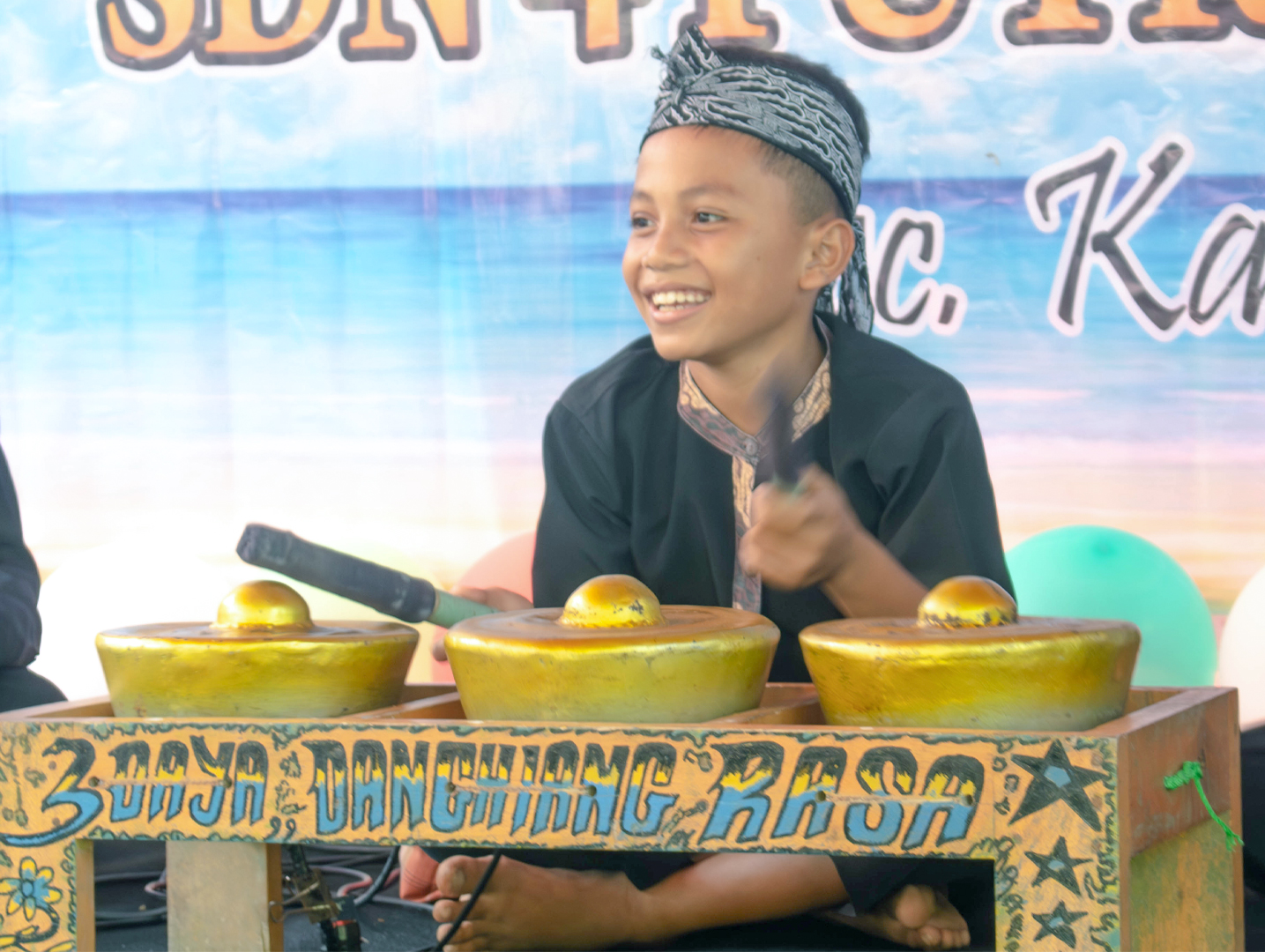 Pentas Siswa saat sedang menunjukan keahlian dalam memainkan alat musik seni Tepak Tilu
